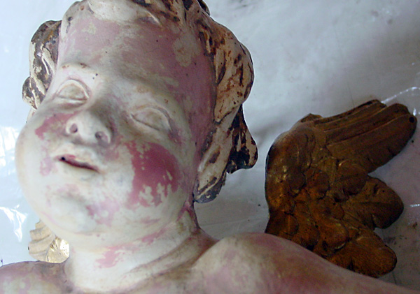 galleria, restauro scultura putto con ali dorate